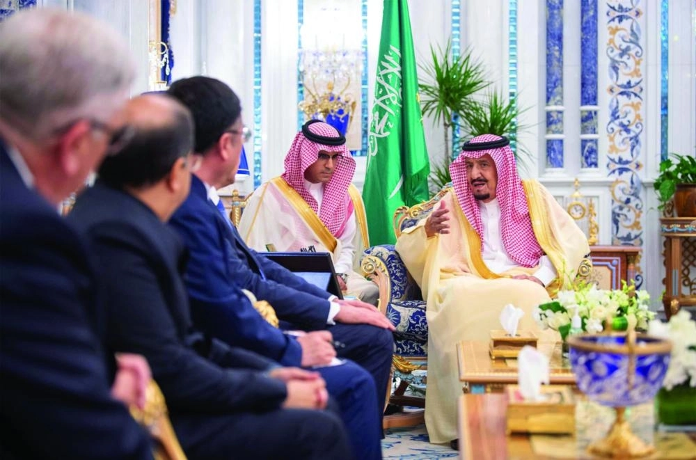 خادم الحرمين خلال حديثه مع السفراء المعتمدين        