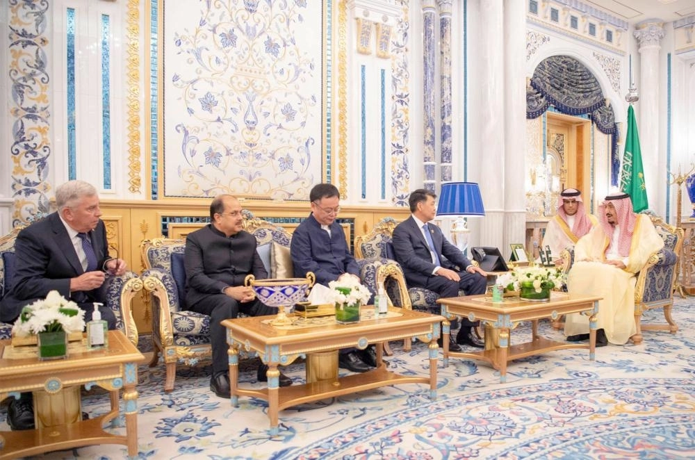 خادم الحرمين خلال حديثه مع السفراء المعتمدين         