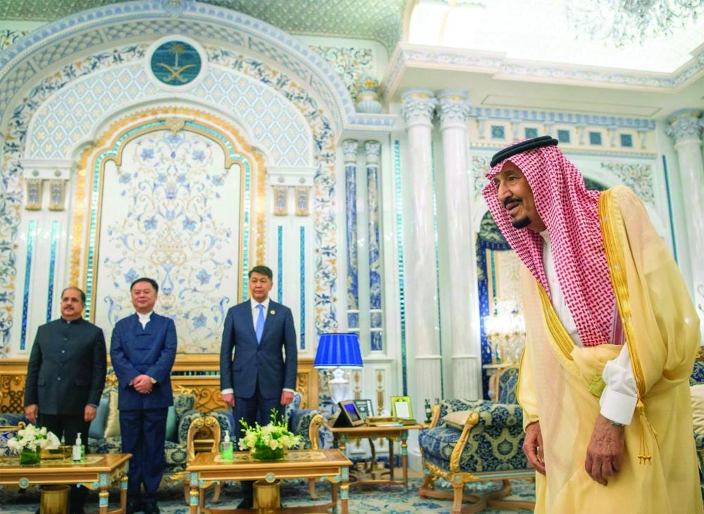 خادم الحرمين خلال استقباله السفراء بقصر السلام في جدة