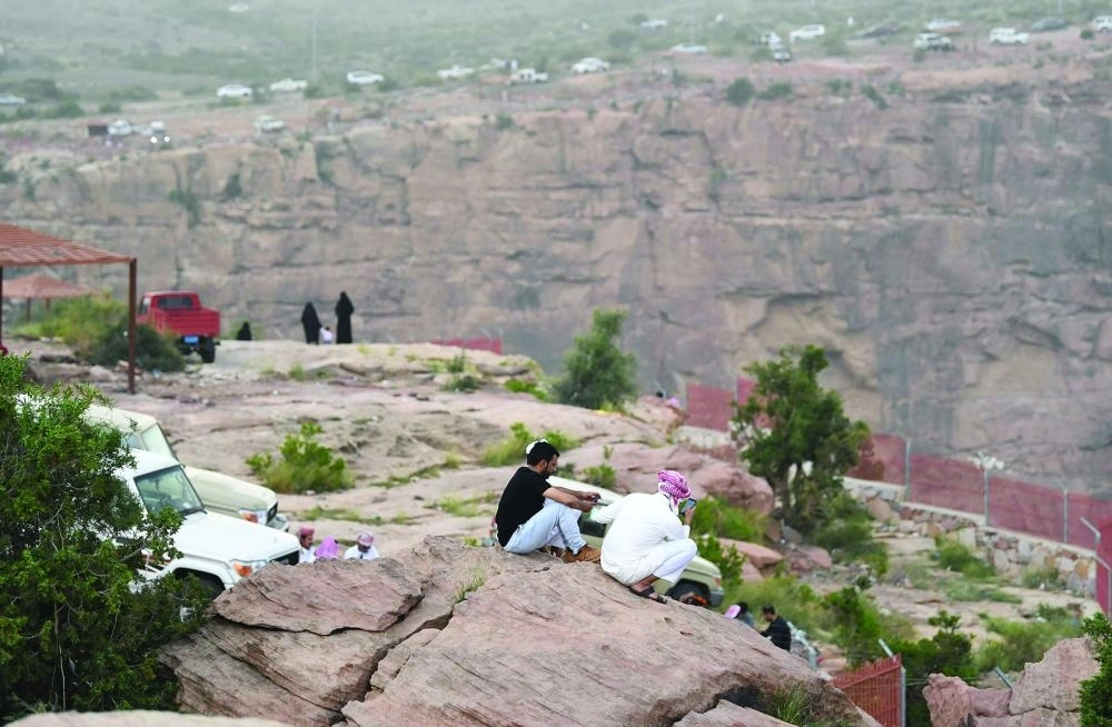 زوار يستمتعون بأجواء عسير (مكة)