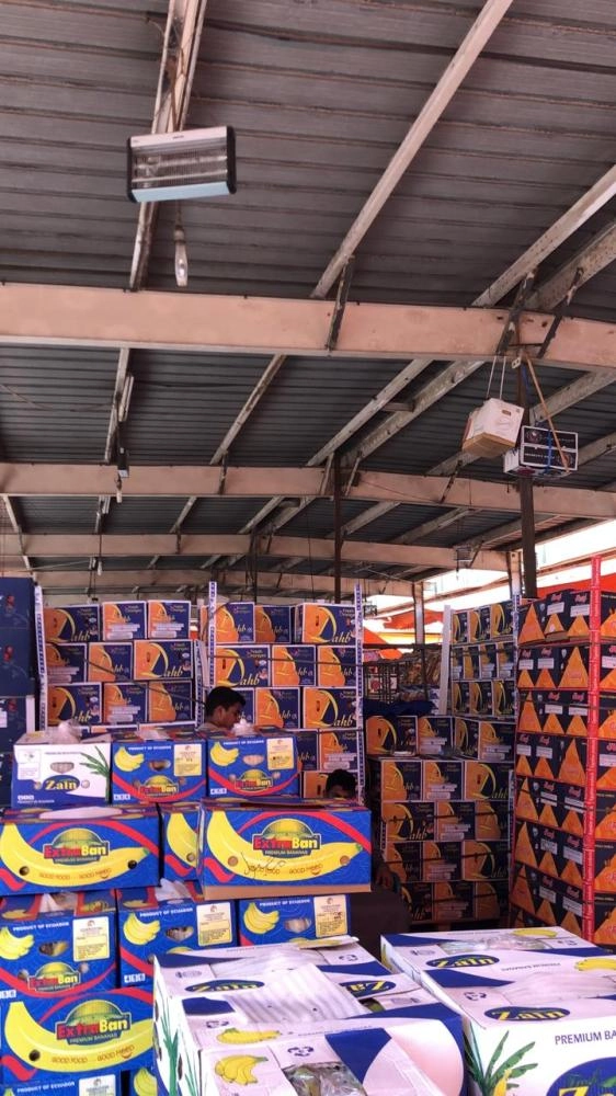 






كراتين الفاكهة والخضار والسواتر تشكل حواجز في حلقة الخضار بجدة                              (مكة)