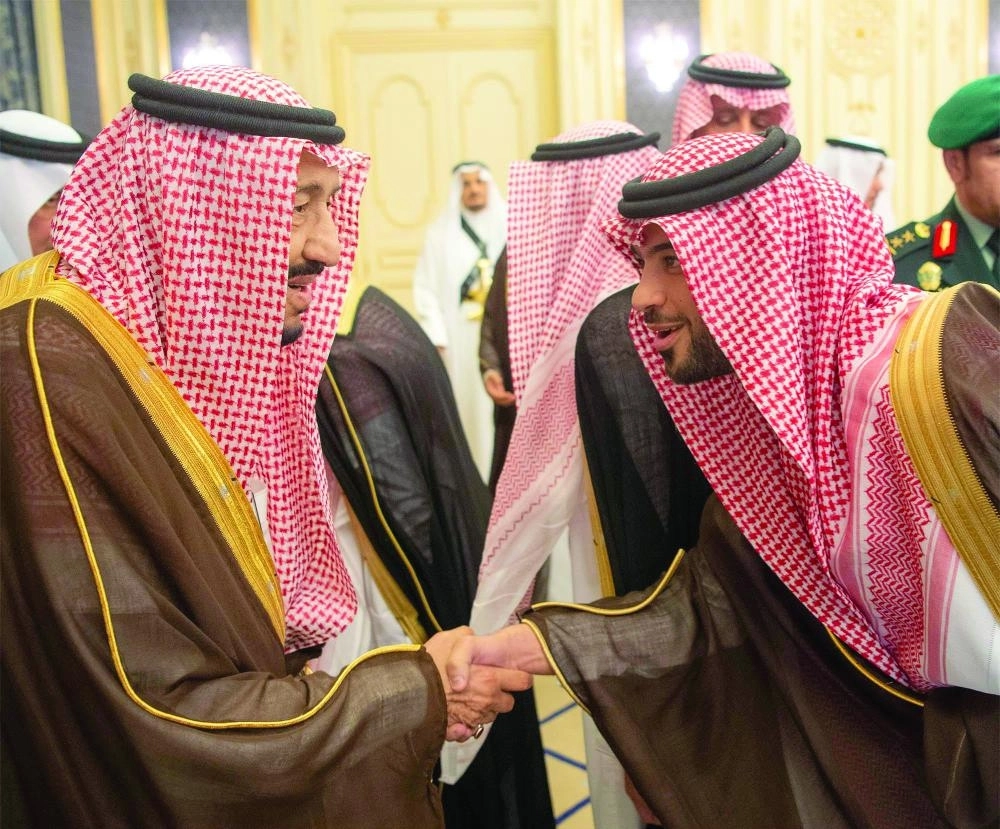 خادم الحرمين خلال استقباله الأمراء والعلماء وجمعا من المواطنين (واس) 