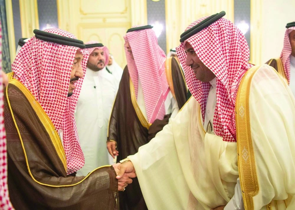 خادم الحرمين خلال استقباله الأمراء والعلماء وجمعا من المواطنين (واس) 