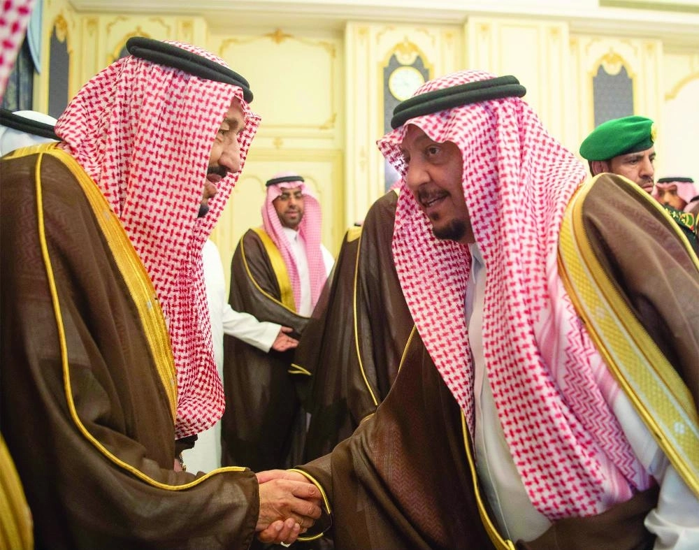 خادم الحرمين خلال استقباله الأمراء والعلماء وجمعا من المواطنين في قصر السلام بجدة أمس                                                                                                                                            (واس)