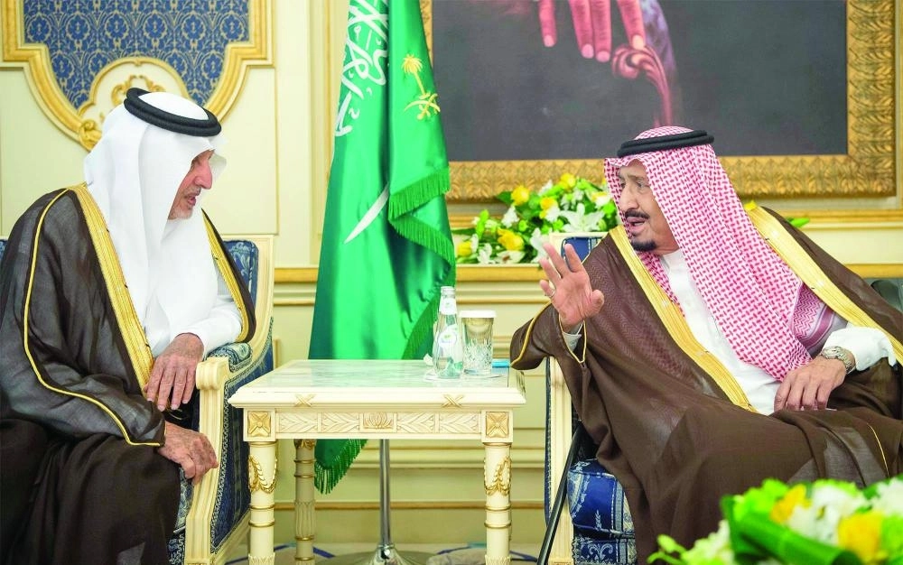 خادم الحرمين في حديث مع خالد الفيصل خلال الاستقبال   (واس)