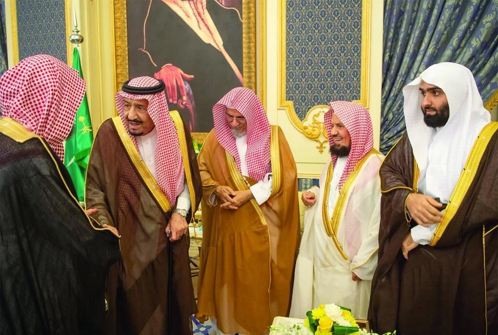 خادم الحرمين خلال استقباله الأمراء والعلماء وجمعا من المواطنين (واس) 