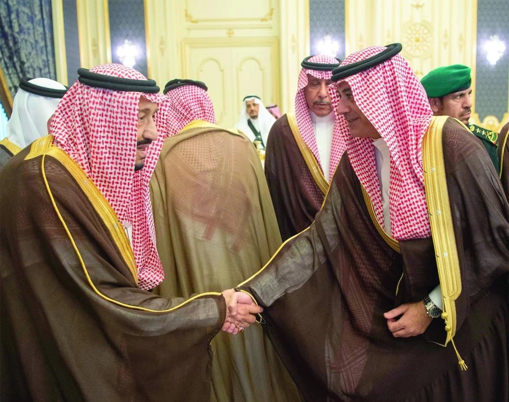 خادم الحرمين خلال استقباله الأمراء والعلماء وجمعا من المواطنين في قصر السلام بجدة أمس                                                                                                                                            (واس)