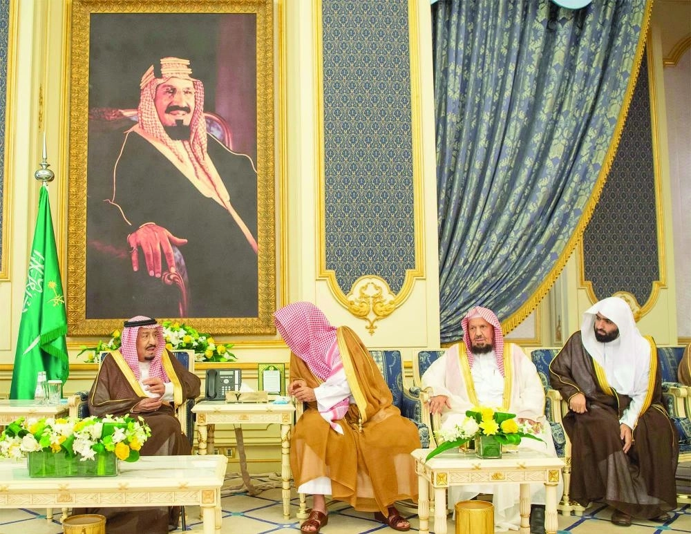 خادم الحرمين خلال استقباله الأمراء والعلماء وجمعا من المواطنين في قصر السلام بجدة أمس                                                                                                                                            (واس)