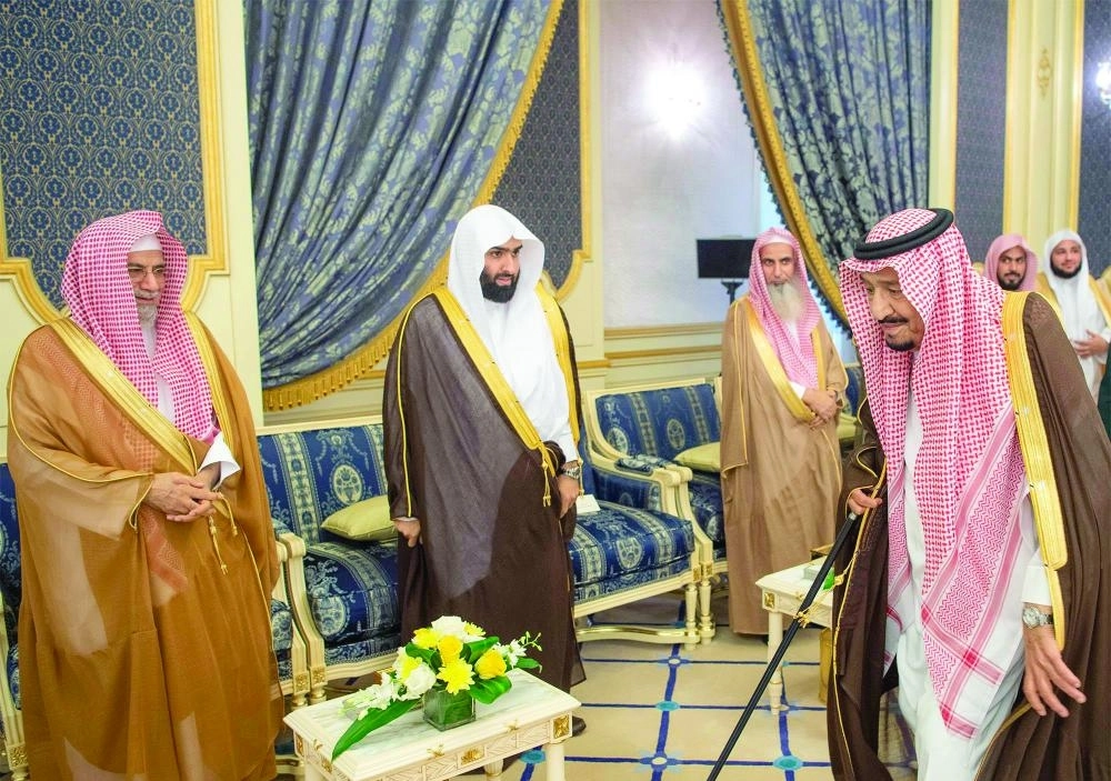 خادم الحرمين خلال استقباله الأمراء والعلماء وجمعا من المواطنين في قصر السلام بجدة أمس                                                                                                                                            (واس)