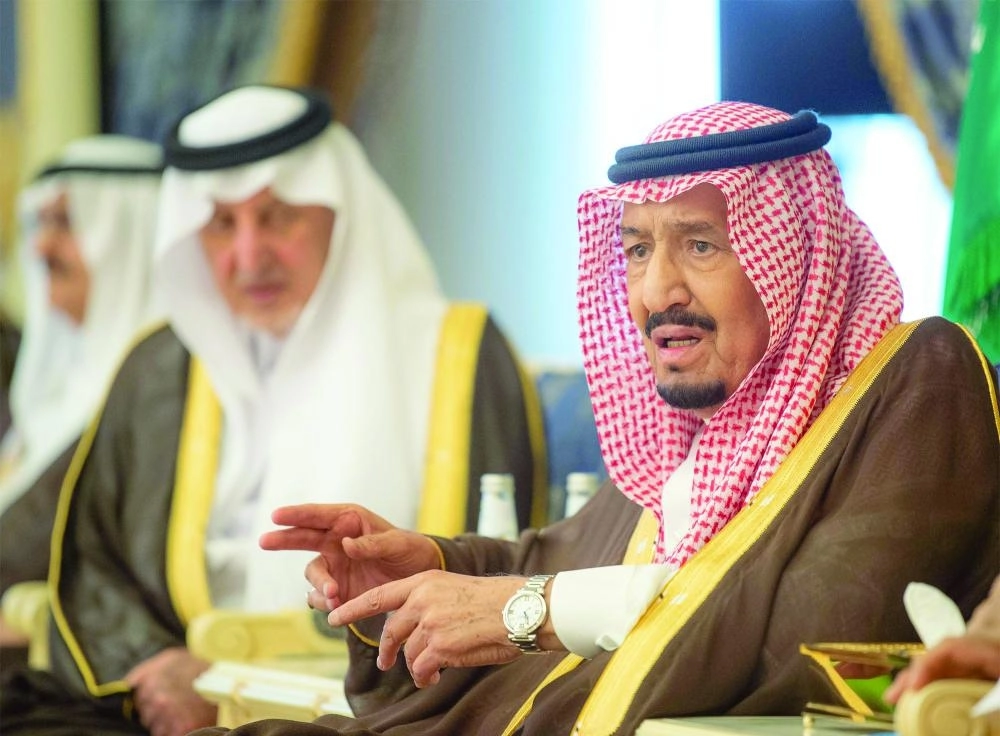 خادم الحرمين خلال استقباله الأمراء والعلماء وجمعا من المواطنين في قصر السلام بجدة أمس                                                                                                                                            (واس)