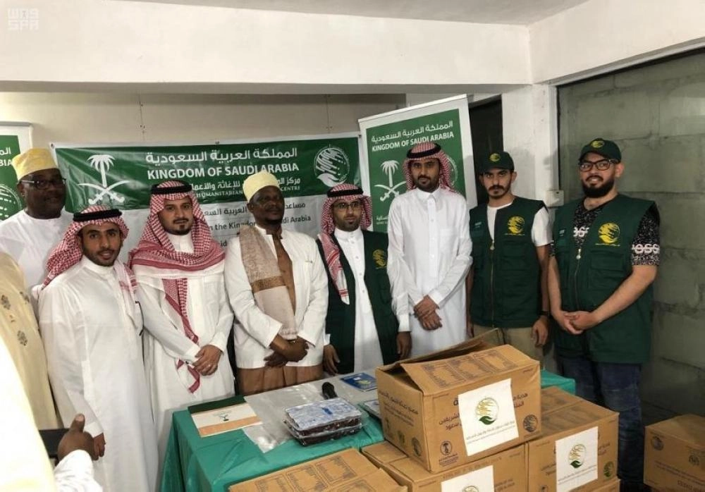 تسليم هدية خادم الحرمين الشريفين من التمور في تنزانيا (واس)