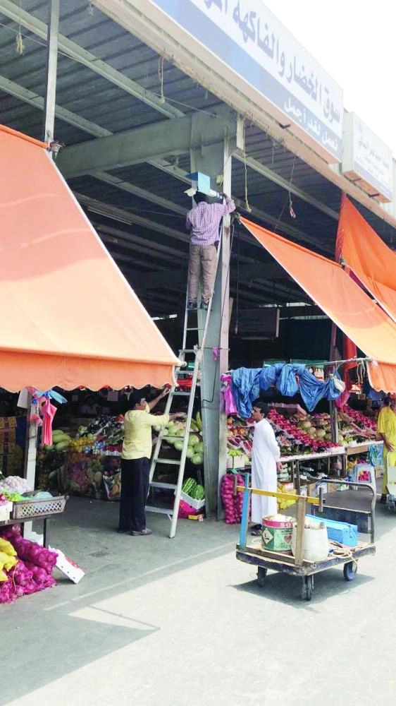 عمال يتفقدون كفاءة إحدى الكاميرات الـ10 أمس الأول (مكة)