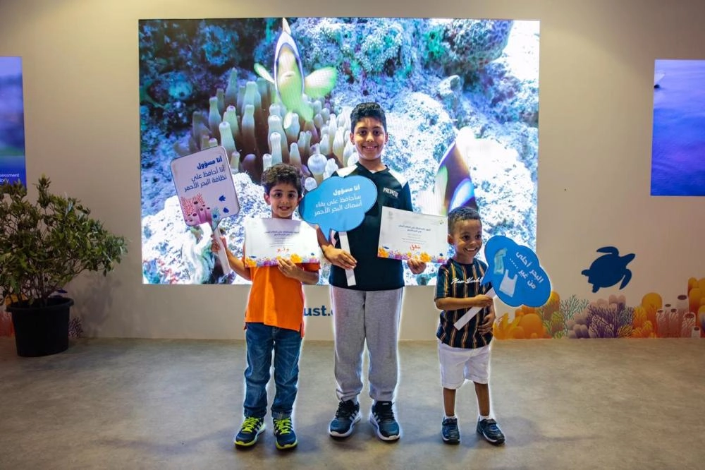 جانب من الزوار في معرض " كاوست " 