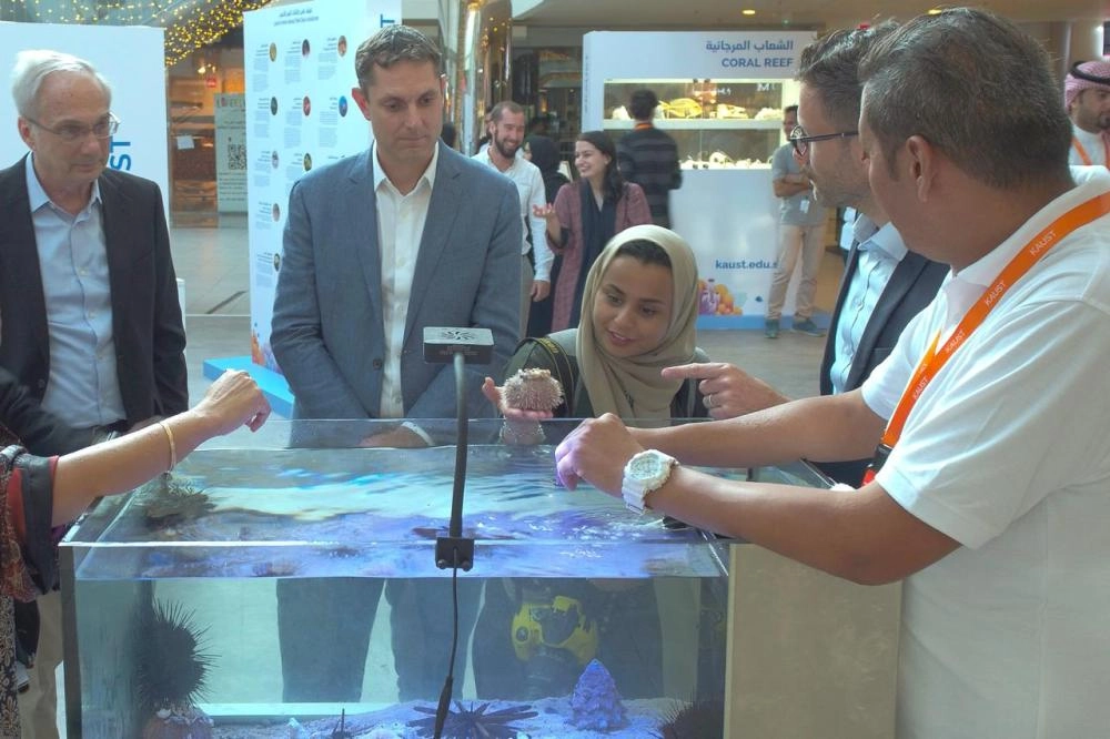 جانب من الزوار في معرض " كاوست " 