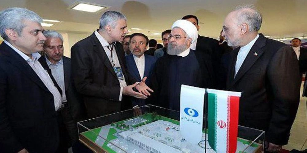 روحاني يطلع على أحد المفاعلات (مكة)