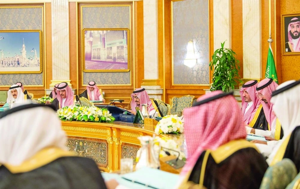 الملك سلمان لدى ترؤسه جلسة مجلس الوزراء في قصر السلام بجدة أمس (واس) 
