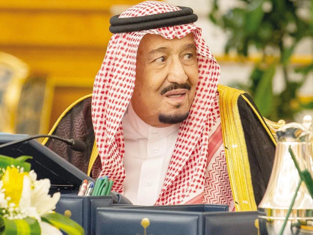 الملك سلمان لدى ترؤسه جلسة مجلس الوزراء في قصر السلام بجدة أمس (واس)