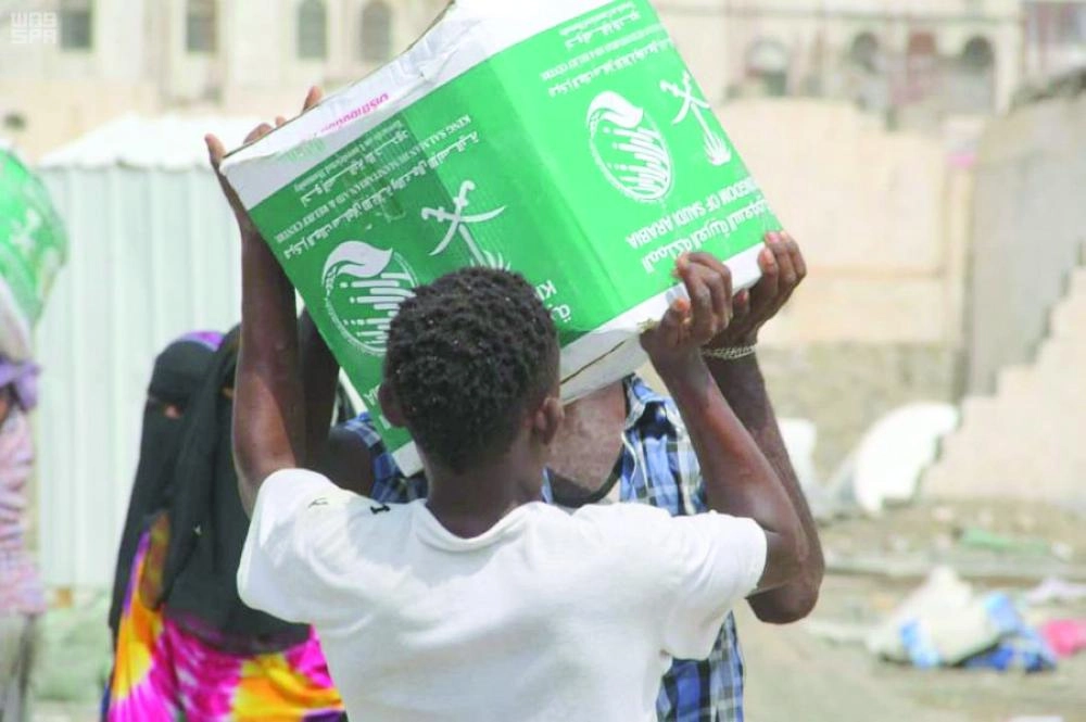 توزيع السلال السعودية في عدن (واس)