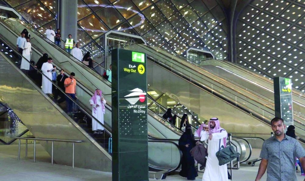 






مسافرون بإحدى محطات القطار