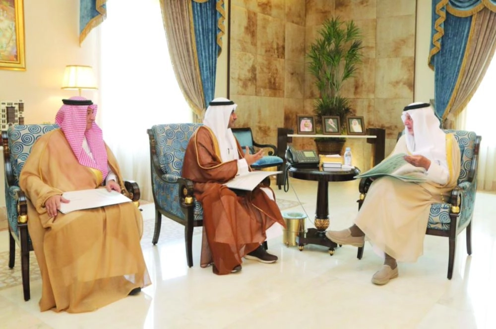 خالد الفيصل خلال لقائه خالد العمودي                                          (مكة)