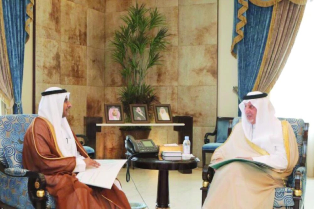 






خالد الفيصل خلال لقائه خالد العمودي                                        (مكة)