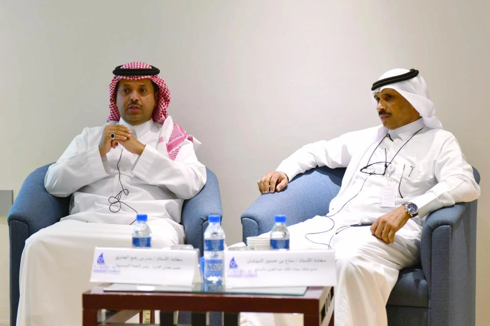 الدوشان خلال الحوار مع رئيس اللجنة اللوجستية بندر الجابري 