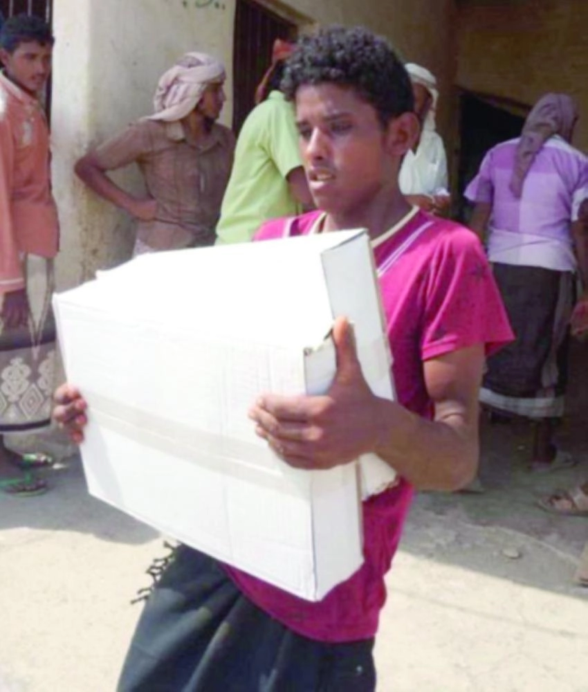 






من توزيع التمور على اليمنيين في الحديدة      (واس)