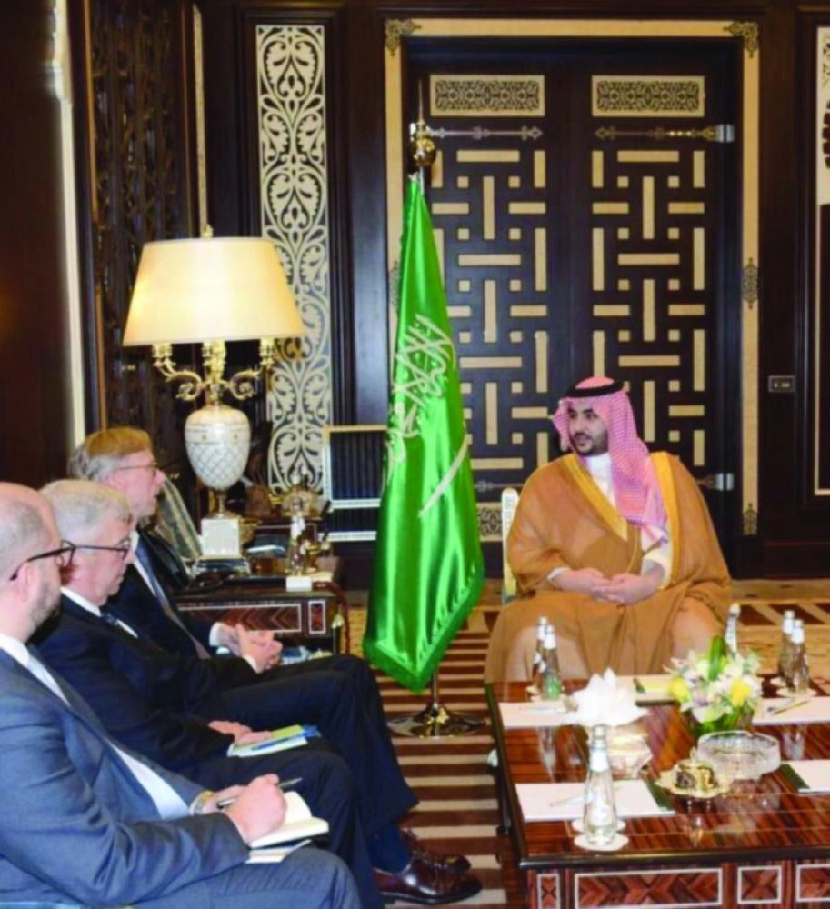 خالد بن سلمان لدى استقباله براين هوك                                                                      (واس)