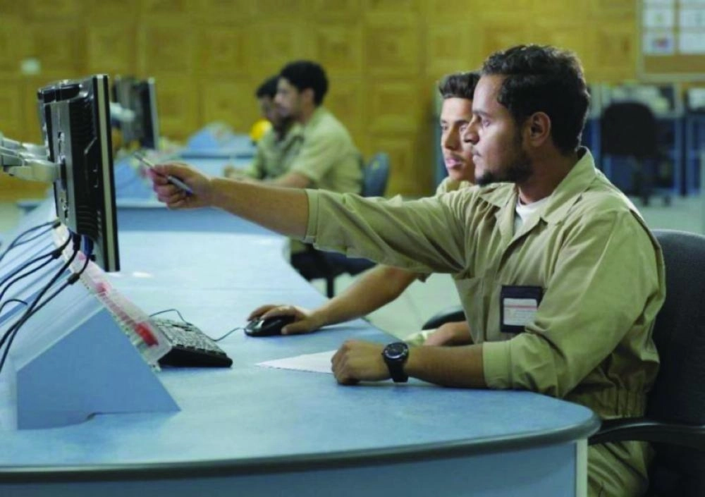 






فنيون يتابعون أعمالهم في شركة الكهرباء        (واس)