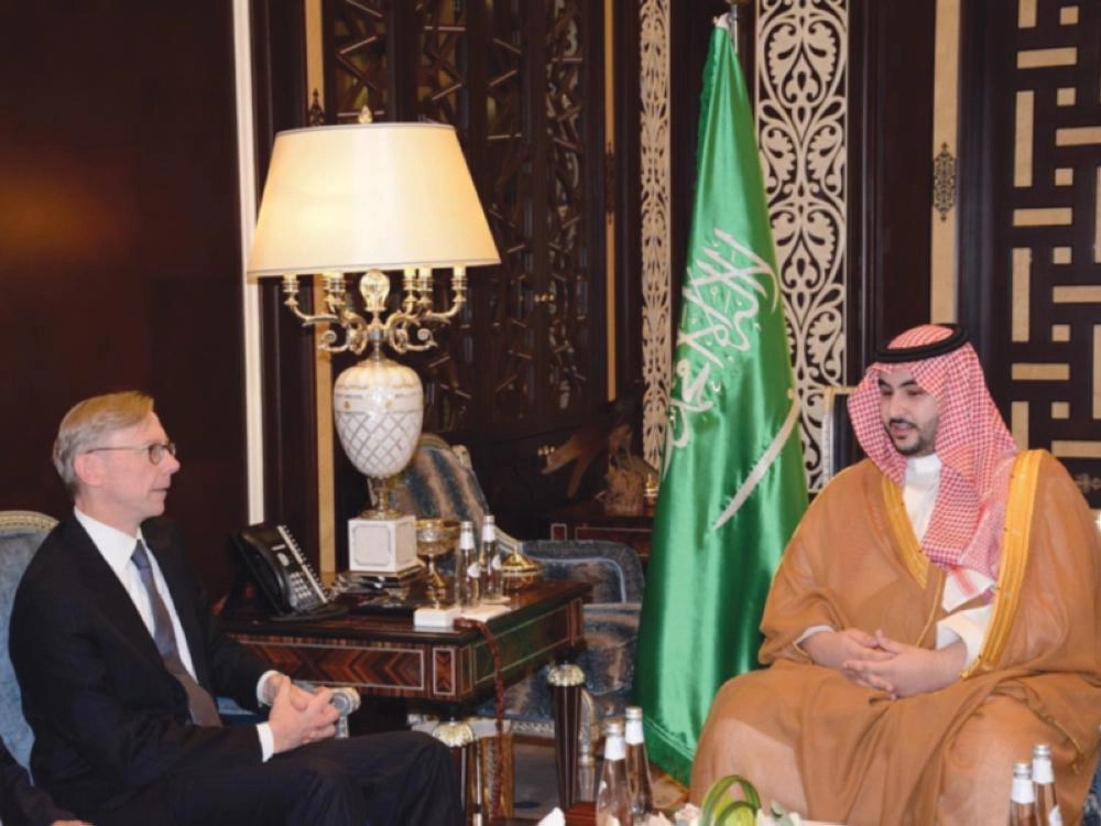 خالد بن سلمان لدى استقباله براين هوك                                                                      (واس)