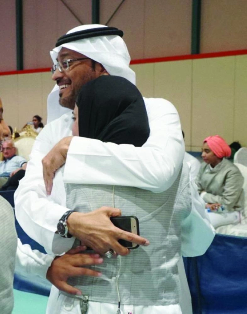 






أحد الآباء يحتفل بابنته بعد فوزها