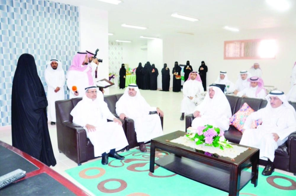 






حمد آل الشيخ خلال زيارته لتعليم عسير                                                    (مكة) 