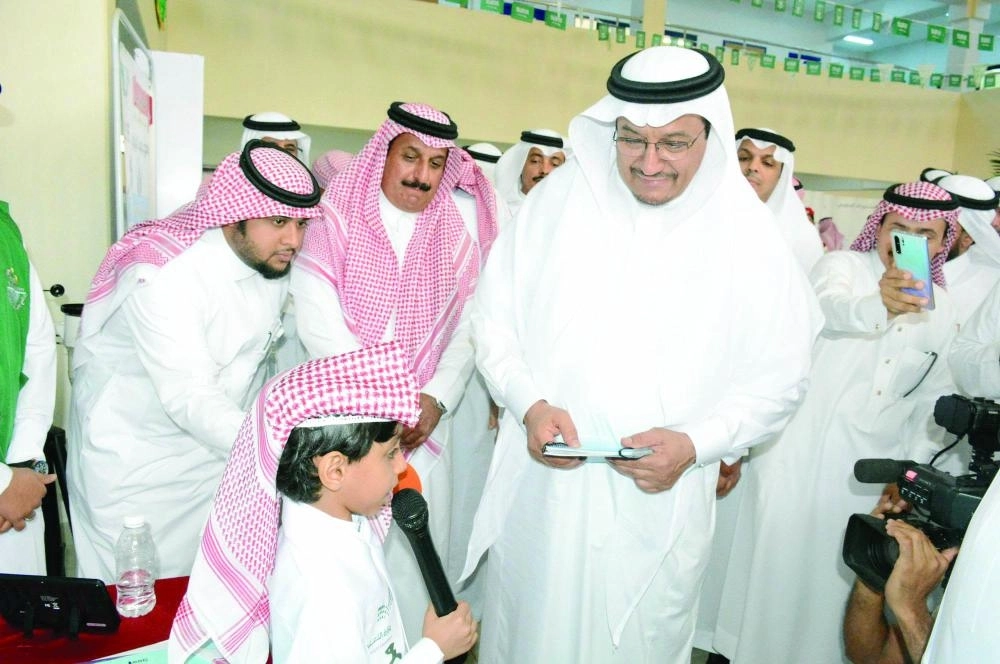 






حمد آل الشيخ يستمع إلى أحد الطلاب                     (مكة)