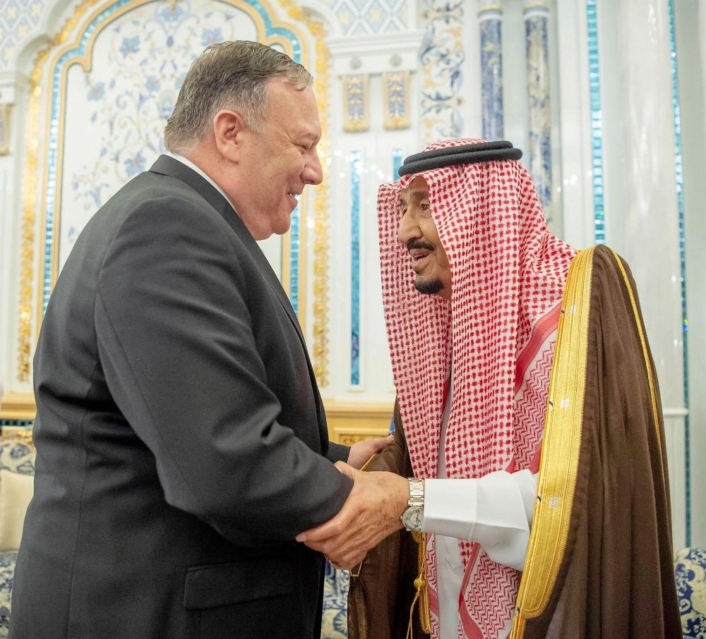 






الملك سلمان خلال استقباله مايك بومبيو في قصر السلام بجدة أمس                       (واس)