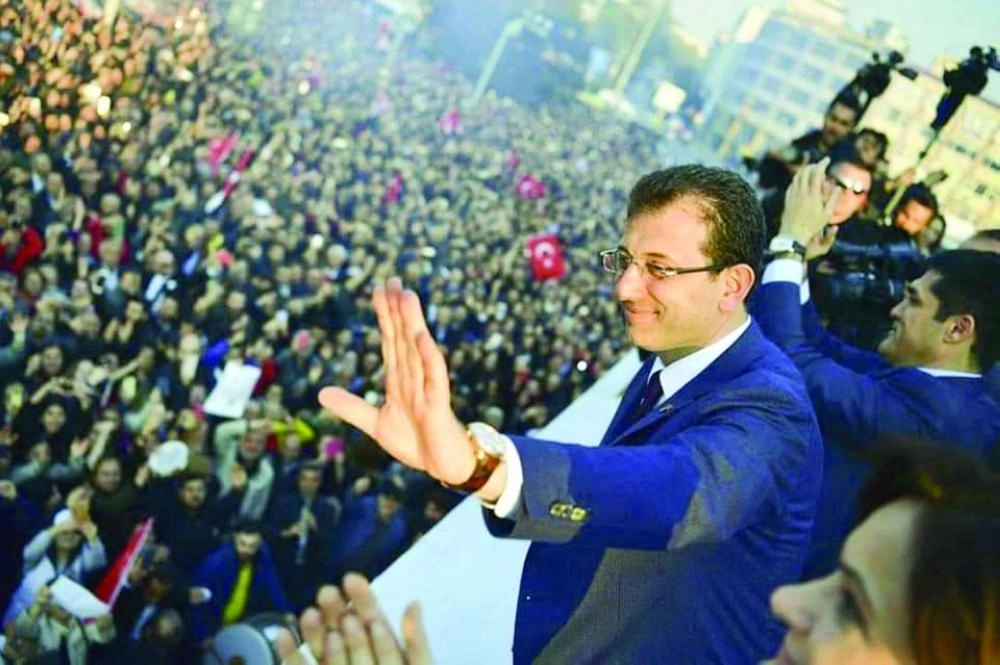 






أوغلو يحتفل مع أنصاره                                      (مكة)