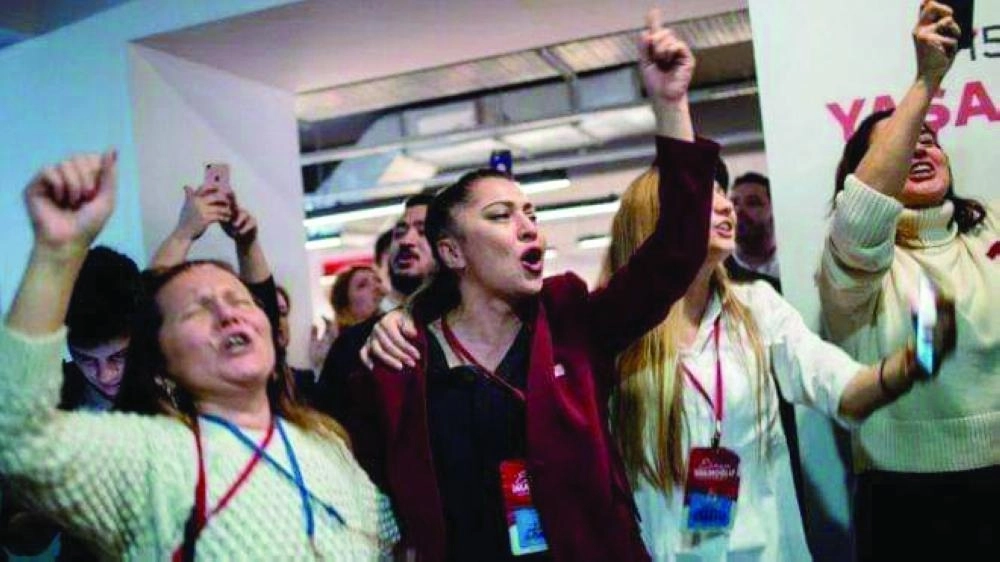 






احتفالات أنصار أوغلو