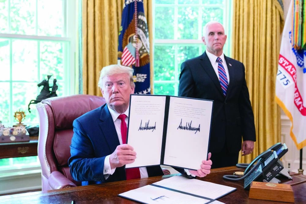 






ترمب يوقع العقوبات الجديدة على إيران                                               (د ب أ)