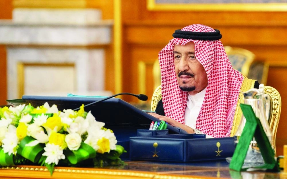 الملك سلمان لدى ترؤسه جلسة مجلس الوزراء في قصر السلام بجدة أمس (واس)