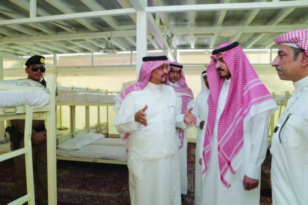 






بدر بن سلطان مستمعا لشرح من محمد بنتن               (مكة)