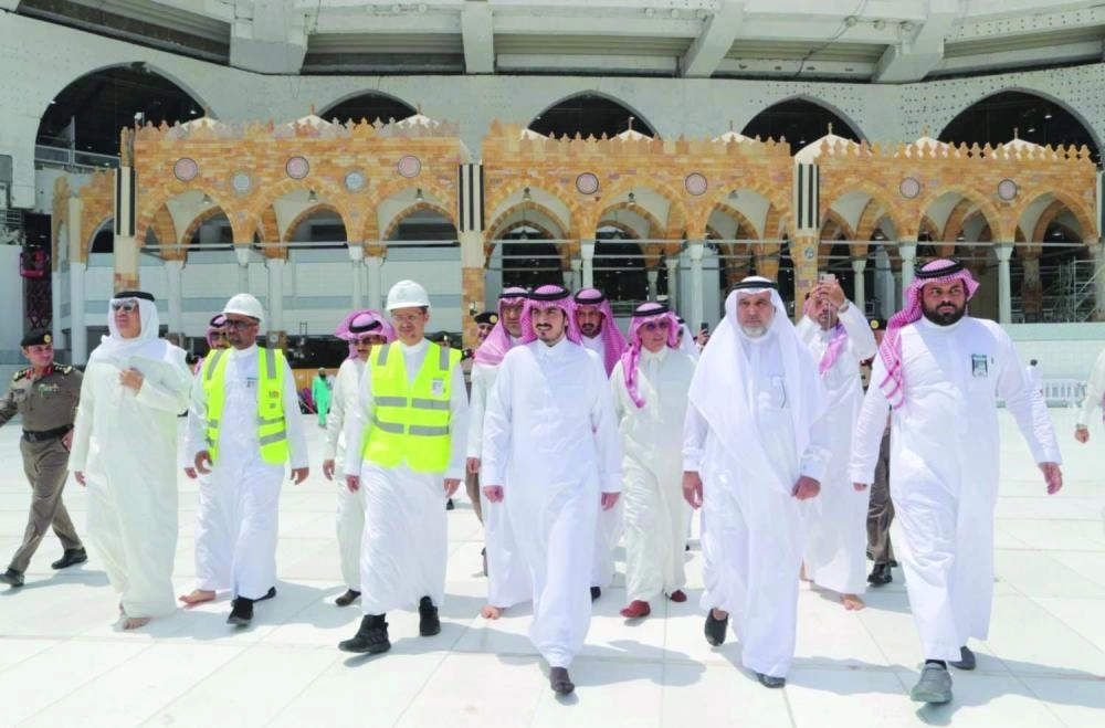 






بدر بن سلطان متفقدا أعمال الصيانة                                               (مكة)