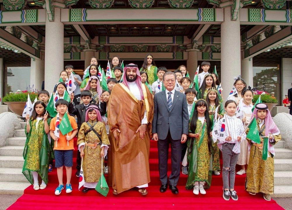 ولي العهد والرئيس الكوري في لقطة تذكارية مع مجموعة من الأطفال