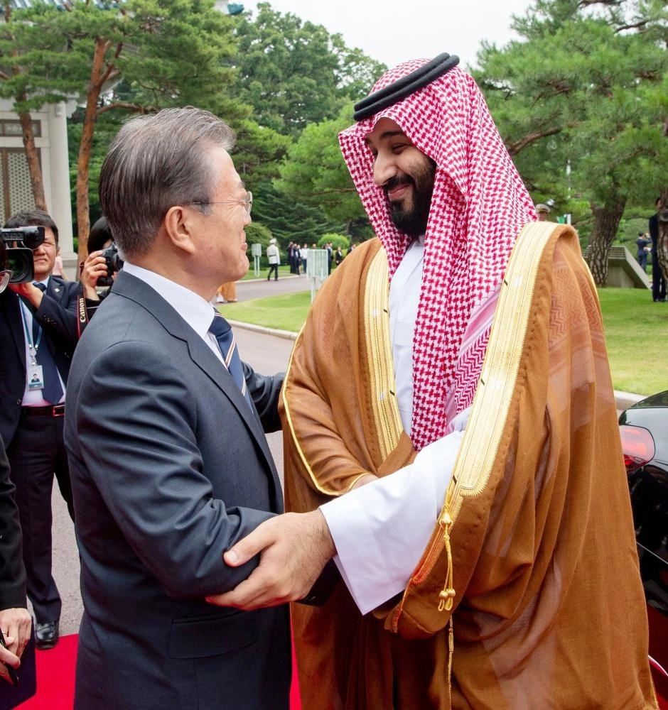 






 الأمير محمد بن سلمان ومون جاي إن يستعرضان حرس الشرف خلال مراسم الاستقبال في القصر الأزرق                                                   (واس)