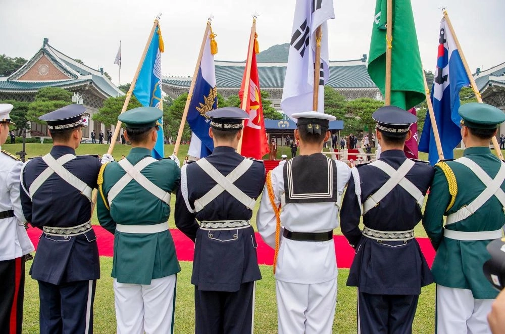 






ولي العهد مصافحا الرئيس الكوري خلال الاستقبال
