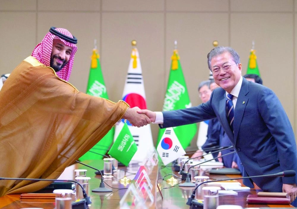 الأمير محمد بن سلمان ومون جاي إن خلال الاجتماع الموسع في القصر الأزرق الرئاسي اليوم (واس)