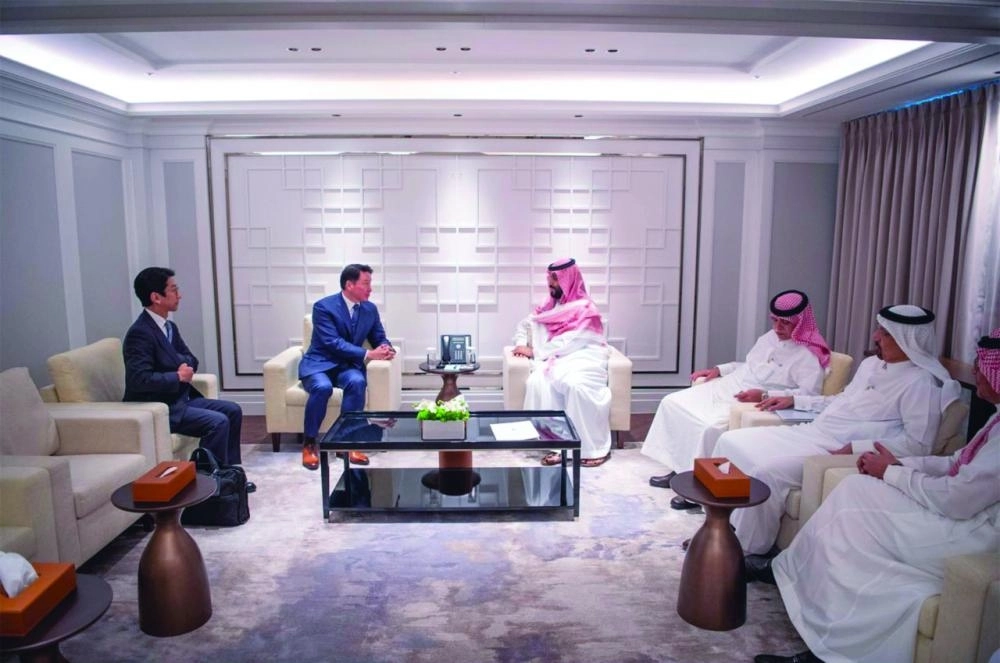 






الأمير محمد بن سلمان خلال حديثه مع رئيس إس كي                   (واس)