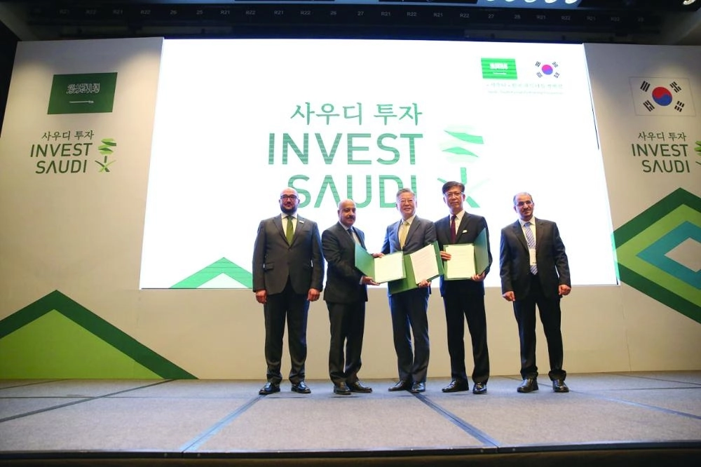 خلال منح الرخص الاستثمارية 