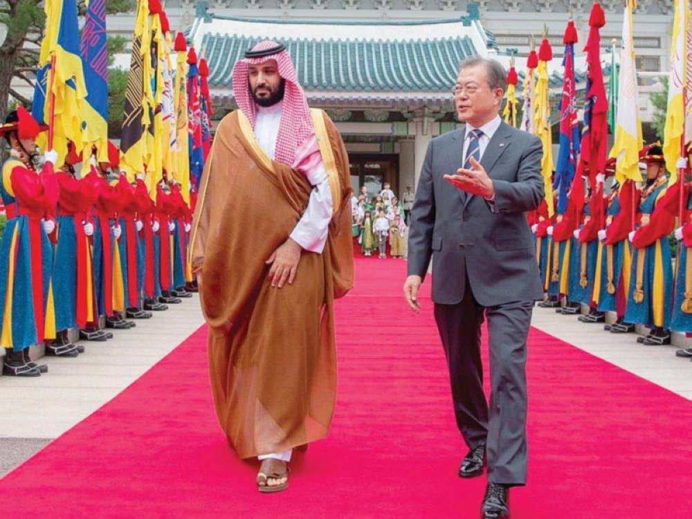 الأمير محمد بن سلمان ومون جاي إن يستعرضان حرس الشرف خلال مراسم الاستقبال في القصر الأزرق (واس)