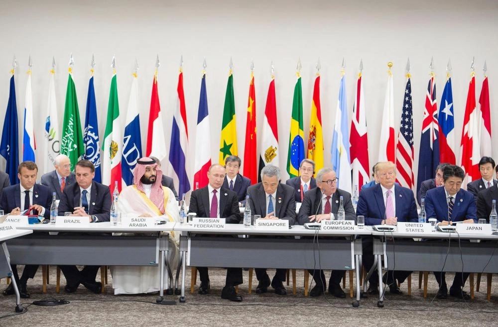 






ولي العهد بين قادة العشرين في افتتاح القمة أمس                                                                                                                                                          (واس)