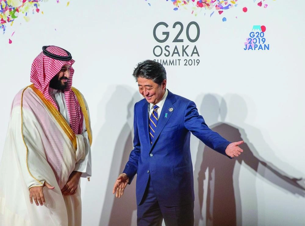 شينزو آبي مستقبلا الأمير محمد بن سلمان فور وصوله إلى مقر انعقاد القمة (واس)