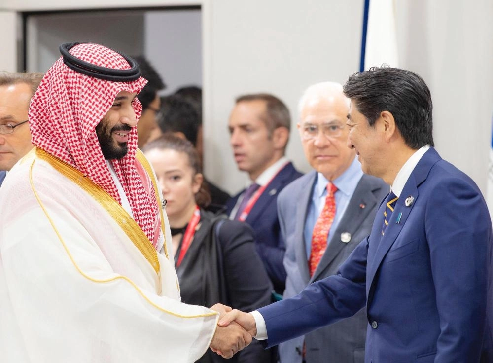 شينزو آبي مستقبلا الأمير محمد بن سلمان فور وصوله إلى مقر انعقاد القمة (واس)